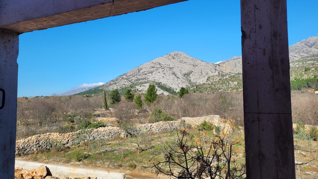 Azedara-Apartments. Blick von Apartment Lovor auf die Paklenica