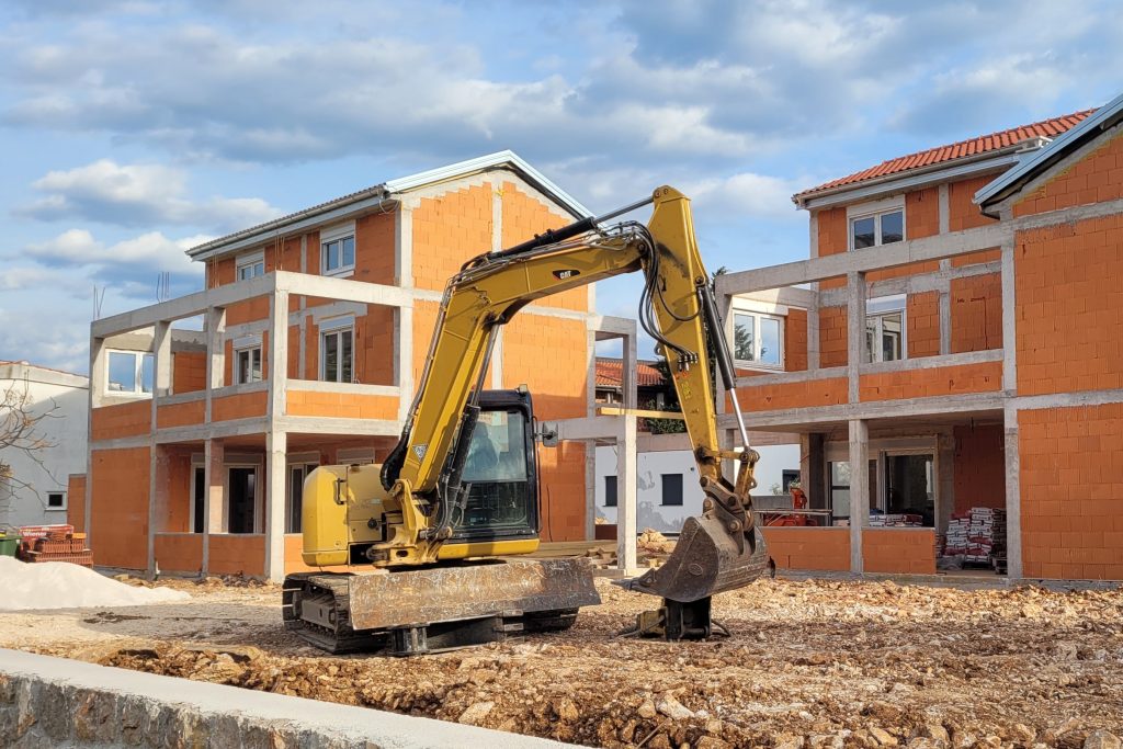 Azedara Apartments. Baustellenbild Rohbau mit Bagger. Lizika Deufel 2024