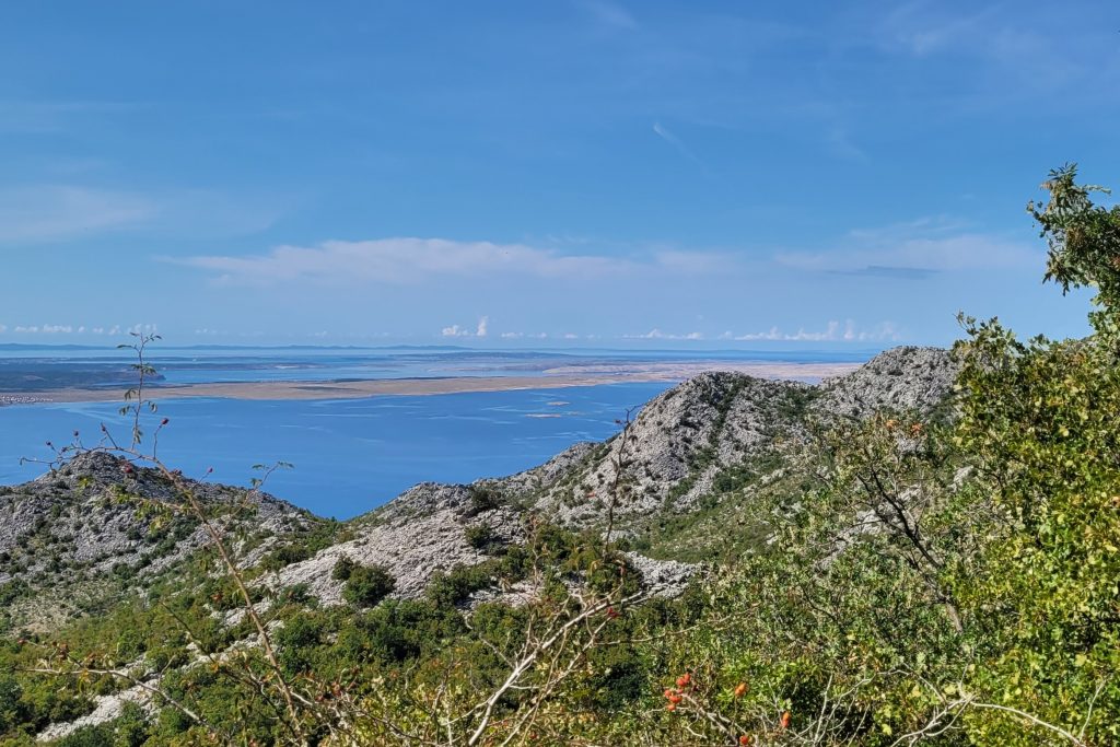 Azedara Apartments. Blick vom Aussichtspunkt in Starigrad-Paklenica auf den Velebit Kanal