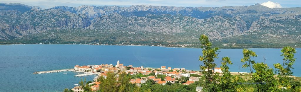 Azedara Apartments. Blick auf Seline über den Velebit Kanal mit Vinjerac im Vordergrund. Lizika Deufel 2024