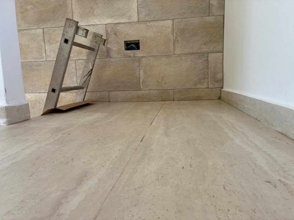 Blick auf Boden und Wand im Dachgeschoss von Lavanda. Copyright Lizika Deufel 2025