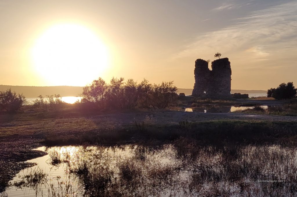 Azedara Apartments. Turmruine Vecka Kula aus venetianischer Zeit, ein Abendspaziergang entfernt.