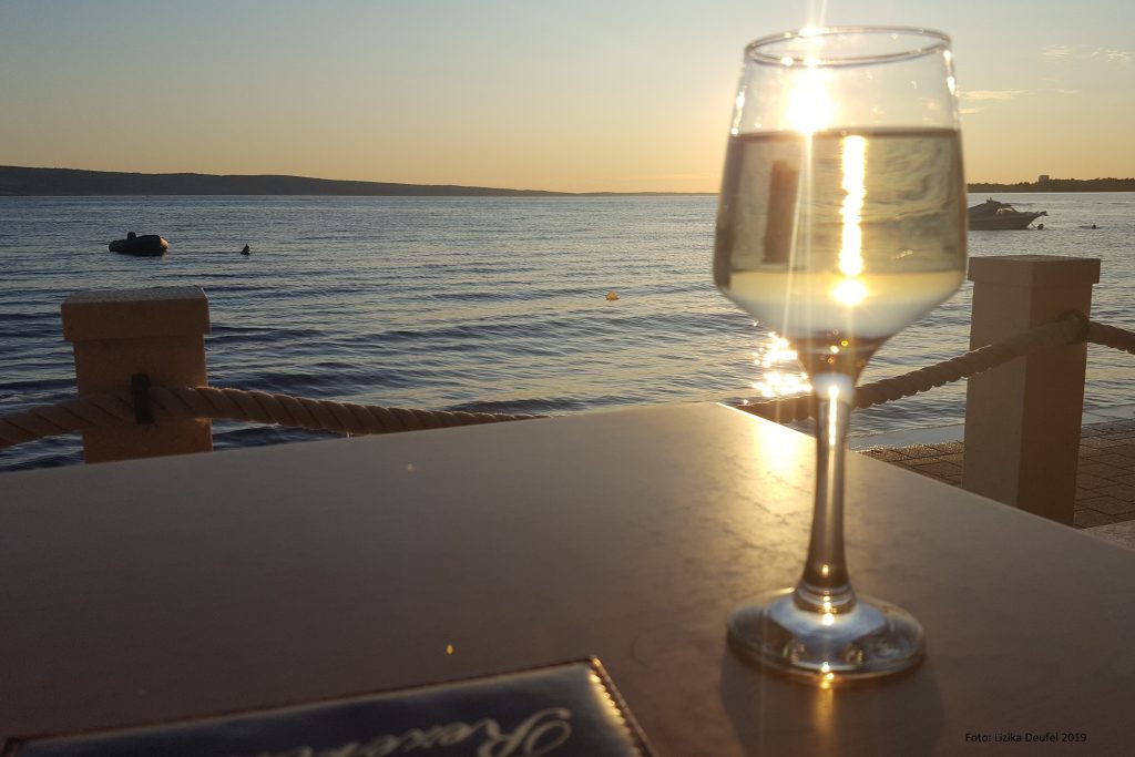 Azedara Apartments. Sundowner auf der Terrasse des Restaurants 'Sidro'. Lizika Deufel 2019.