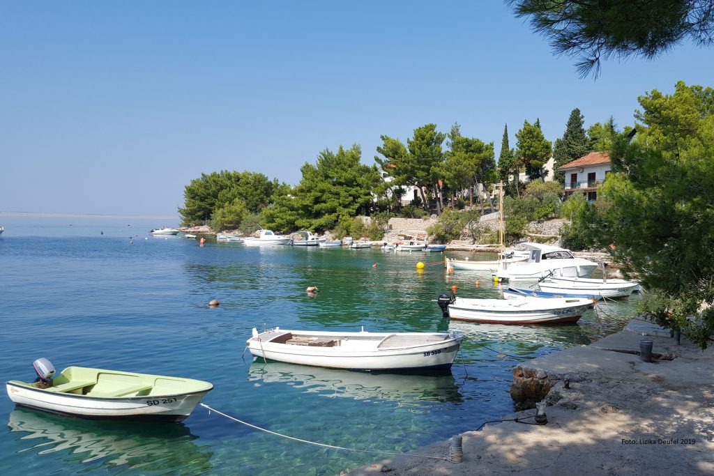Azedara Apartments. Private Boote vor der Küste von Starigrad Paklenica. Lizika Deufel 2019