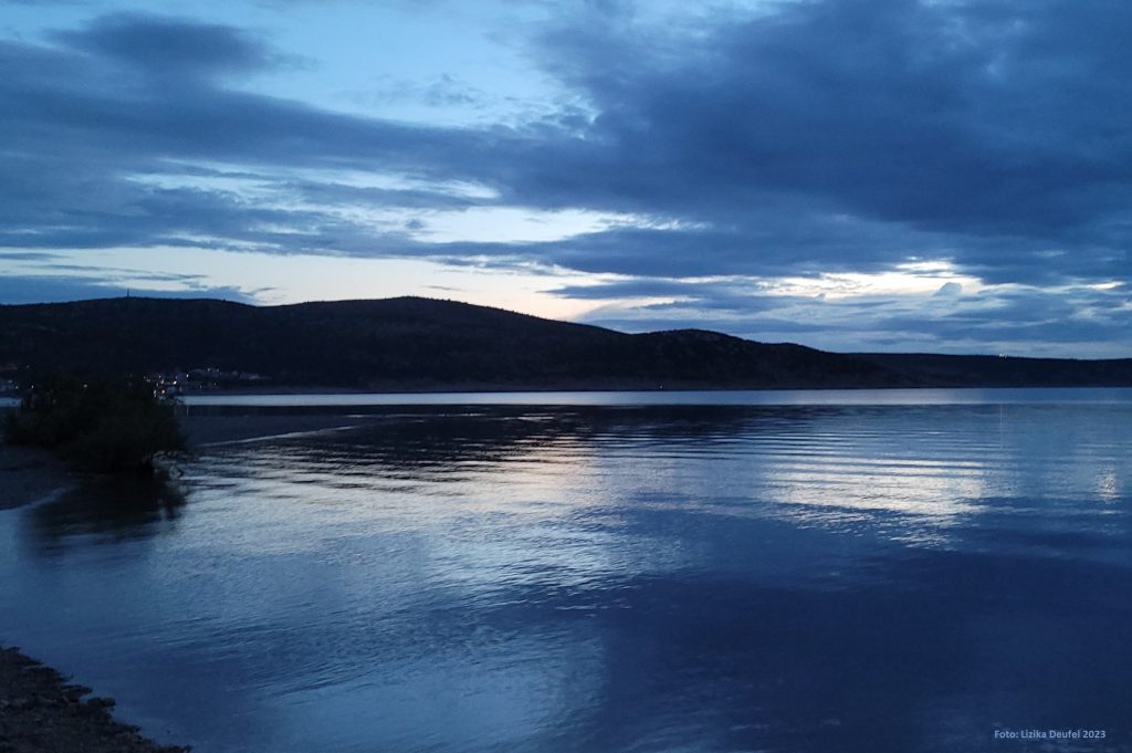 Azedara Apartments. Sommerabend über der Bucht von Seline. Ruhige Stimmung, tiefe Blautöne. Lizika Deufel 2023