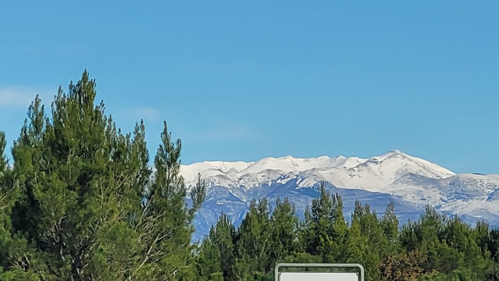 Azedara Apartments. Gipfel des Velebit im Schnee. Lizika Deufel 2024