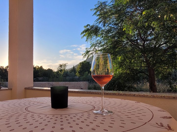 Azedara Apartments. Sundowner auf der Terrasse von Apartment Lovor