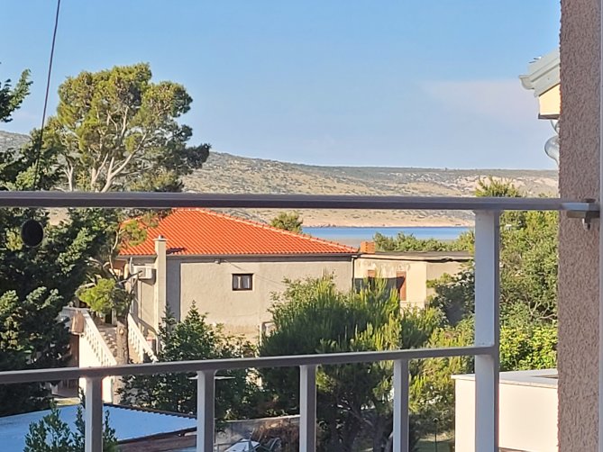 Azedara Apartments. Blick aus dem Schlafzimmerfenster